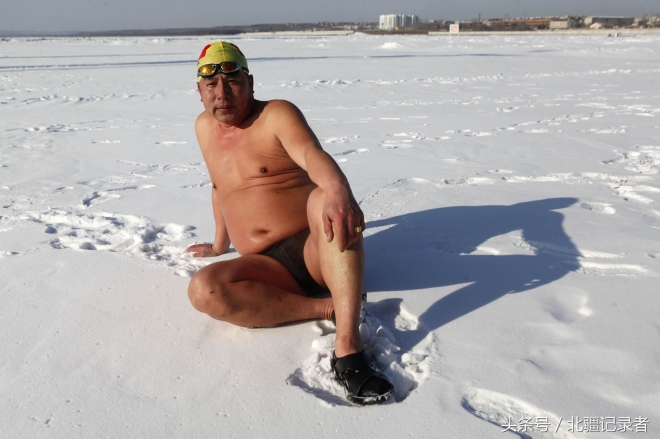 东北大叔大妈-33℃极寒赤膊泡冰水 晒“日光浴”做俯卧撑健身(5)