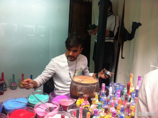 迪拜“大叔”在成都现做现卖阿拉伯沙瓶画，异域风情浓郁(1)