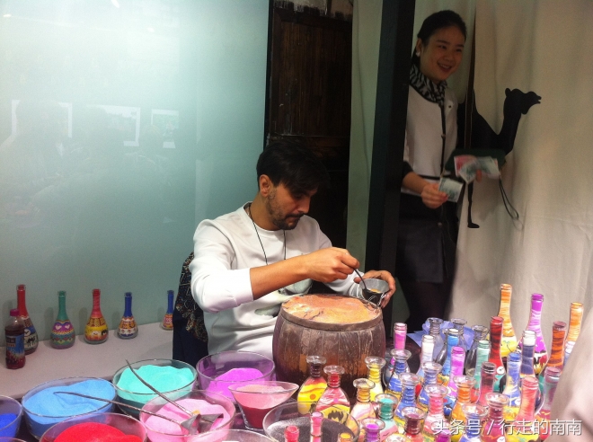 迪拜“大叔”在成都现做现卖阿拉伯沙瓶画，异域风情浓郁(1)