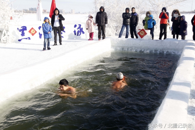 东北大叔大妈-33℃极寒赤膊泡冰水 晒“日光浴”做俯卧撑健身(1)