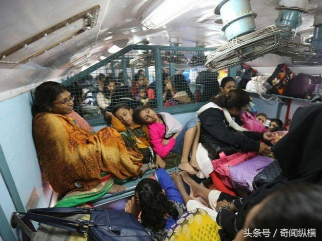实拍印度人挤火车：车厢也分高低档，还有女性专属车厢(1)