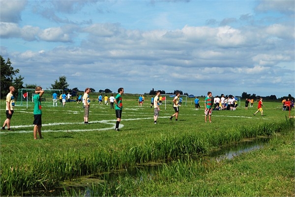 建在田上 河道从中穿过 世上还有如此奇葩足球场(4)