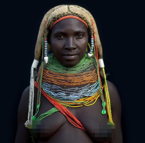 牛粪固定发型，一生不得摘下泥土项圈，摄影纪实安哥拉部落的女人(4)