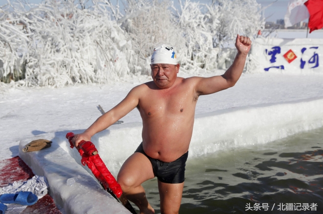 东北大叔大妈-33℃极寒赤膊泡冰水 晒“日光浴”做俯卧撑健身(4)