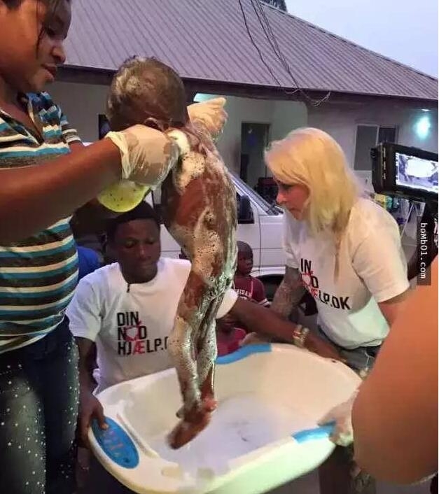 12岁赤裸小男孩竟已乞讨八个月，让人看了心痛(2)