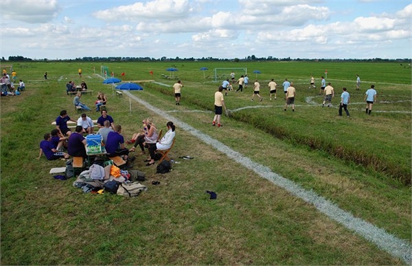 建在田上 河道从中穿过 世上还有如此奇葩足球场(4)