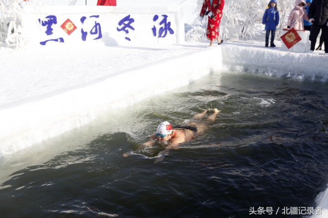东北大叔大妈-33℃极寒赤膊泡冰水 晒“日光浴”做俯卧撑健身(1)