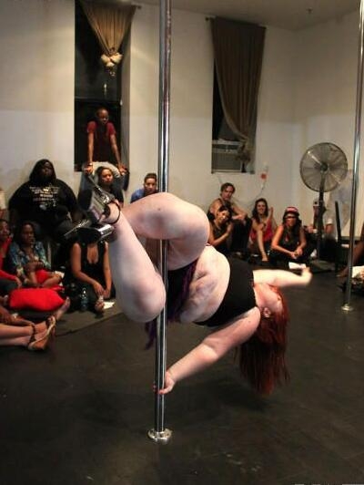 大姐，你这么跳钢管舞，你考虑过钢管的感受么？为那根钢管担忧！(3)