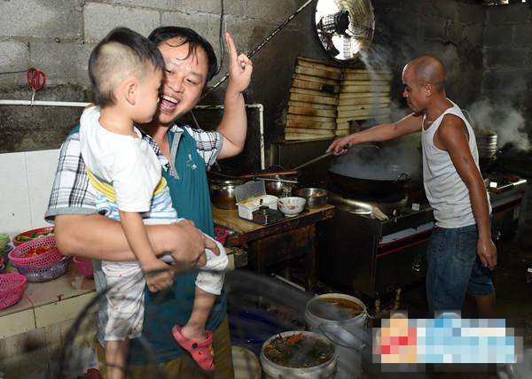 实拍真人版光头强：为改善生活不懈奋斗！(3)