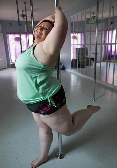 大姐，你这么跳钢管舞，你考虑过钢管的感受么？为那根钢管担忧！(1)