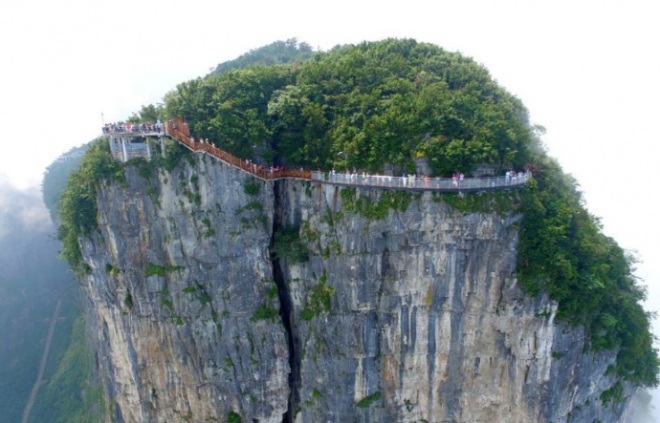 实拍：中国最恐怖“玻璃栈道”，脚下就是万丈悬崖(3)