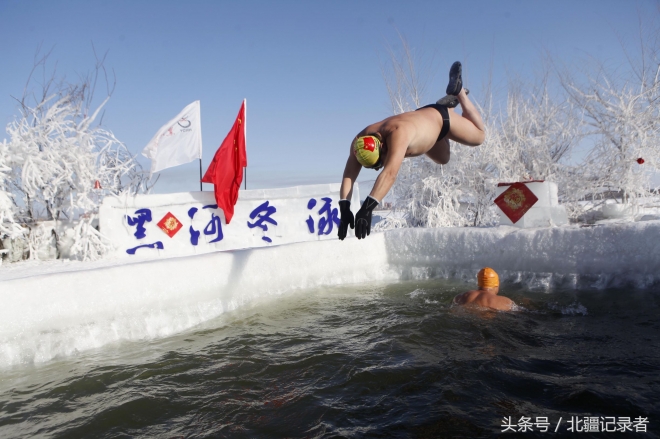 东北大叔大妈-33℃极寒赤膊泡冰水 晒“日光浴”做俯卧撑健身(3)
