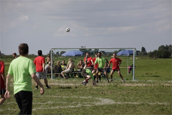 建在田上 河道从中穿过 世上还有如此奇葩足球场(3)