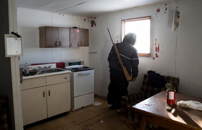 饮鸩止渴：实拍北极圈里的“合法”猎熊人(3)