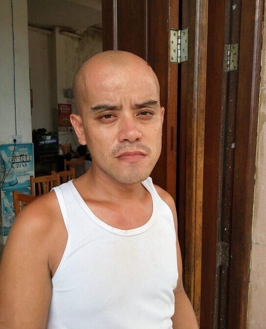 实拍真人版光头强:为改善生活不懈奋斗!(1)