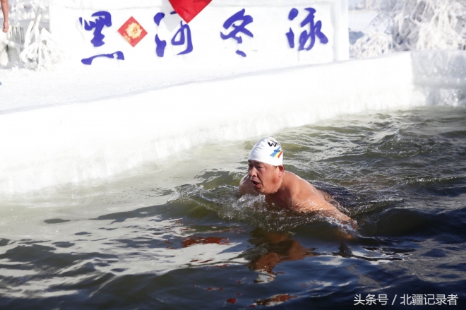 东北大叔大妈-33℃极寒赤膊泡冰水 晒“日光浴”做俯卧撑健身(4)