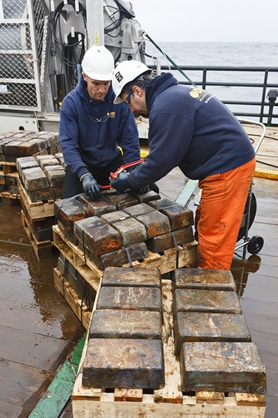 他们捞得宝藏白银50吨，须上缴20%给政*府(1)