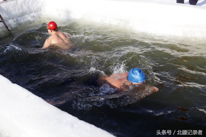 东北大叔大妈-33℃极寒赤膊泡冰水 晒“日光浴”做俯卧撑健身(2)