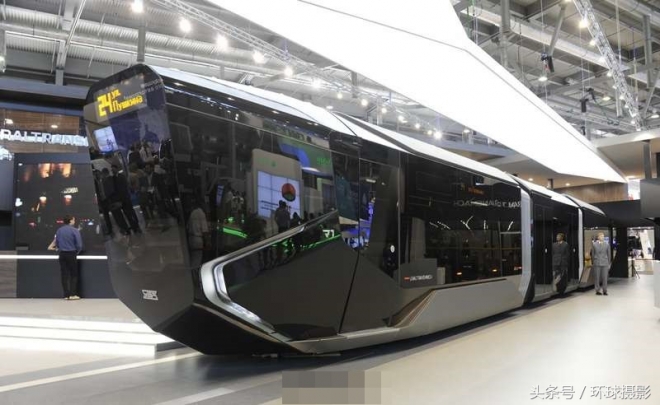 从外面看就帅到不行的未来电车，踏进去后谁会想离开啊(1)