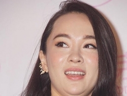 不能大笑的9位女明星，笑起来下巴全是肉，感觉能夹死一只苍蝇了