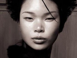 被称为中国最“丑”模特，小眼睛塌鼻子，嫁老外后儿子超萌