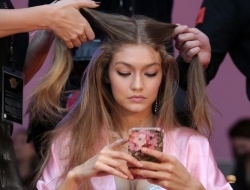 潜入维密后台 看看天使超模们都在化妆间干啥