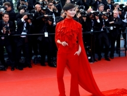 中国就是太把明星当回事了  看看外国人是怎么对待中国明星的