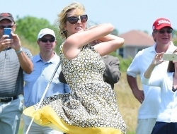 不愧是美国总统川普的女儿，伊万卡穿着高跟鞋也来打起高尔夫球！