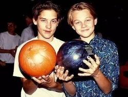 名人年轻时的照片，14岁斯嘉丽已然很美，25年前的憨豆长这样