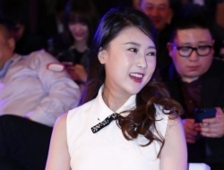 甘薇出席活动超短裙秀美腿险走光 秦岚睡衣秀乳沟、王思聪吃不停