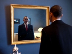 奥巴马走进白宫的第一年，游走在总统、慈父、爱人、朋友的角色间