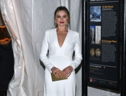 澳洲当红女星玛格特罗比身着白色礼服出息哥谭独立电影奖颁奖礼