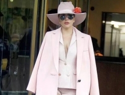 恋爱后的ladygaga终于走出心里阴影，画起淡妆变女神