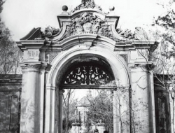 老照片记录圆明园被毁13年后，曾经恢弘的帝皇园林淹没在荒草中