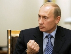 普京克格勃罕见旧照：跑龙套为领导人提包，乔装游客红场当“托”