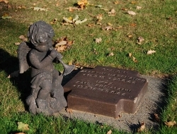 实拍最‘悲凉’德军公墓：后世不得立碑，魏特曼墓前寄语让人动容