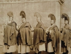 清朝老照片：妇女骑驴出门，官员乘四抬大轿，那双小脚挺吓人