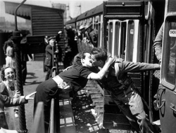 “二战之吻” 也许是今生最后一吻！