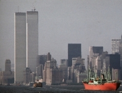 上个世纪七十年的纽约 高楼林立 交通拥堵严重。