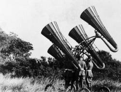 一战中的奇葩武器：飞行员手掷炸弹，空战两方互相吐口水