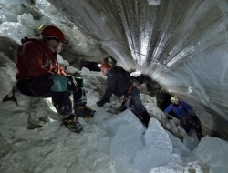 英国摄影师冰洞探险
