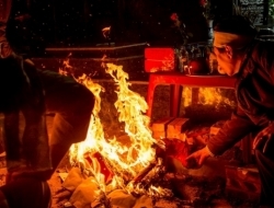 实拍越南骇人听闻的再葬礼全过程，挖出亲人3年遗骨再安葬