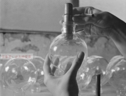 英国反坦克手榴弹像灯泡，满身毛病却生产250万枚