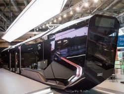 从外面看就帅到不行的未来电车，踏进去后谁会想离开啊