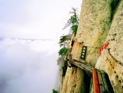 华山长空栈道！看完图片手心不出汗的人去换条裤子吧