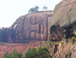 世界最大的卧佛在中国：利用山势雕琢而成，令人震撼的艺术神韵