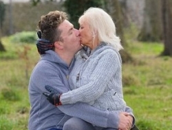 忘年恋！高富帅男子爱上老奶奶