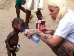 12岁赤裸小男孩竟已乞讨八个月，让人看了心痛