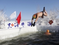 东北大叔大妈-33℃极寒赤膊泡冰水 晒“日