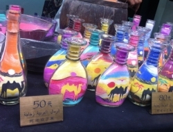 迪拜“大叔”在成都现做现卖阿拉伯沙瓶画